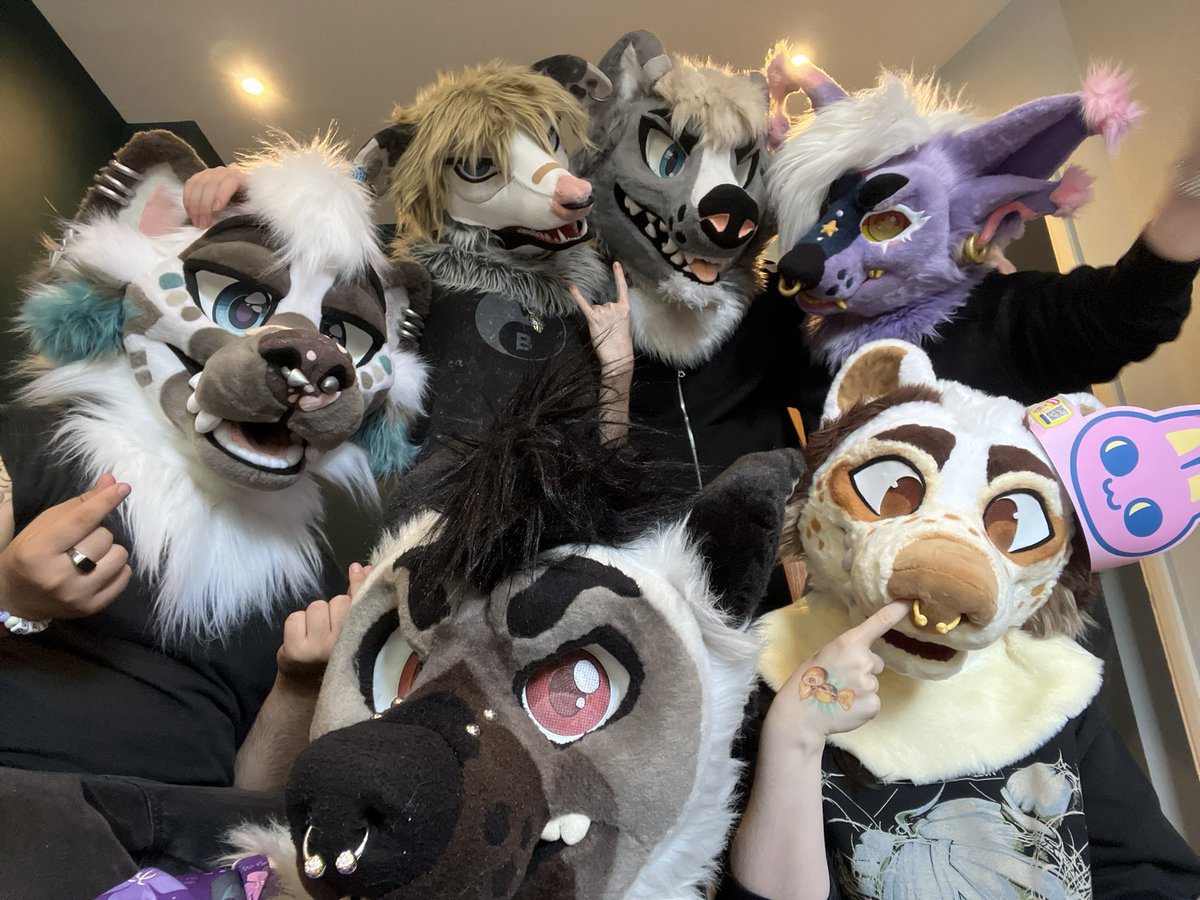 PocketPoss's tweet image. The GANGGG!!! π
@kaitowilddogg @Dirty_burito @Purple_Furplace @StopidKatt @SvenrinSuits