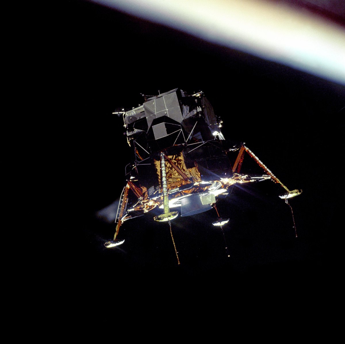 airandspace's tweet image. "The Eagle has wings." ➡️ "The Eagle has landed."
Today in 1969, #Apollo11 astronauts Neil Armstrong and Buzz Aldrin separated lunar module Eagle from command module Columbia and landed on the surface of the Moon.
