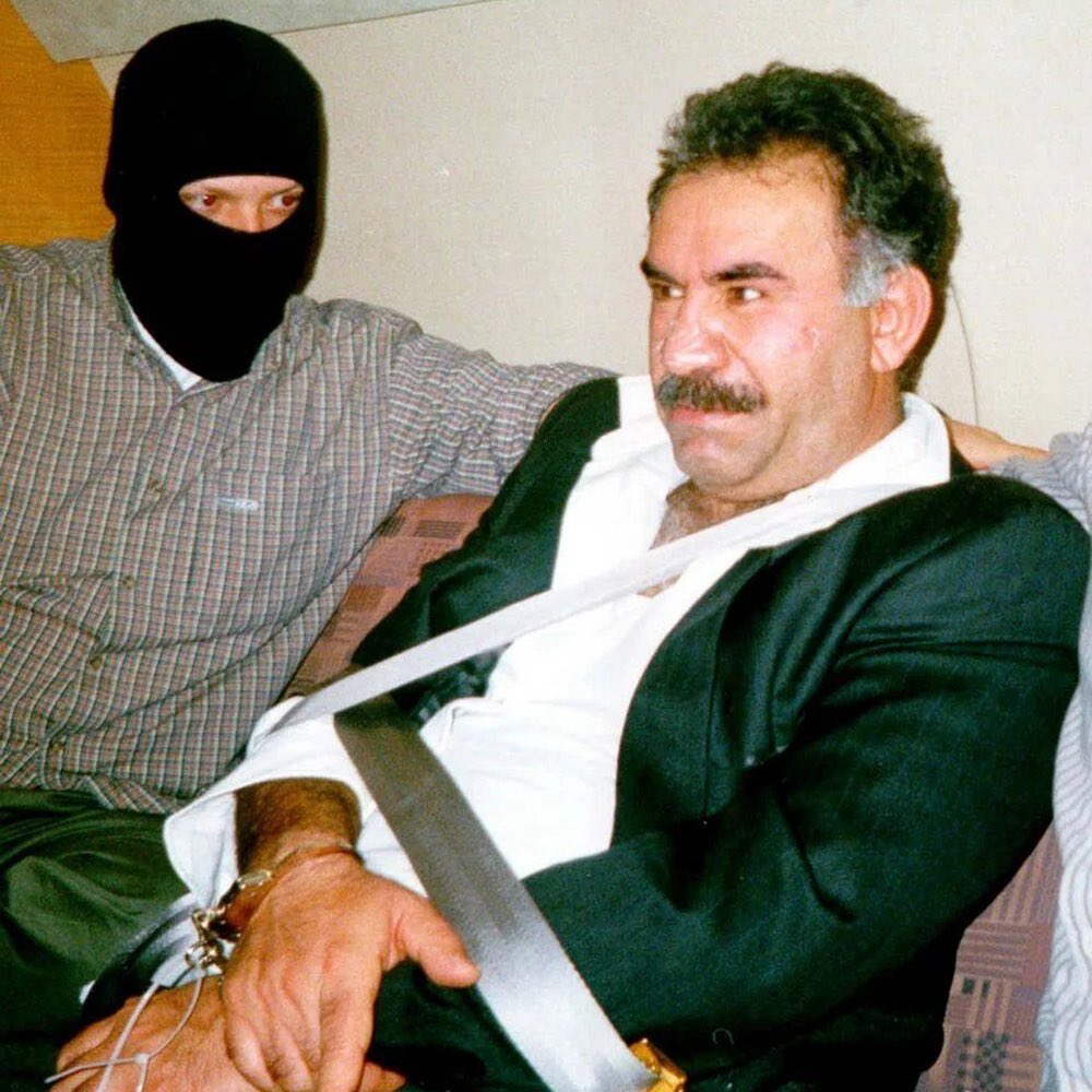 Terör örgütü ele başlarından Cemil Bayık, Barzani’nin yayın organı Rudaw’a konuştu:

“Türkiye, Apo'nun tecridi kaldırır, özgürlük ve demokratik entegre yasaları geliştirirse, o zaman zemin yaratılır ve biz de silahları bırakabiliriz.

Böyle olmadığı sürece, kimse bizden silah