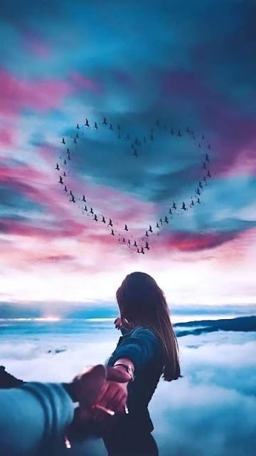 لم أكن أعلم أن هدوئي يؤلمك،
ولا أن صمتي يقتلك ببطءٍ كل مساء
كنت أظن أن الهدوء يحميك من فوضاي
وأن الصمت أحيانًا رحمة
أعرف أنك تشتاقني
لكنّني أيضًا أفتقدك
بطريقتي الصامتة
التي لا تجيد البكاء
ولا تصرخ في منتصف الليل
بل تضعف وحدها
فلا تلوم غيابي
واسأل الموقف الذي جعلني أختار الرحيل!