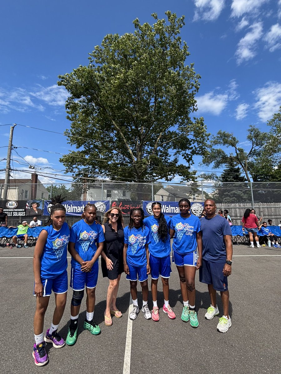 RepLauraGillen's tweet image. It was a joy to attend @SolagesNY’ annual Elmont Family Day.
Elmont has always held a special place in my heart and it was great to see so many friends and community members there!