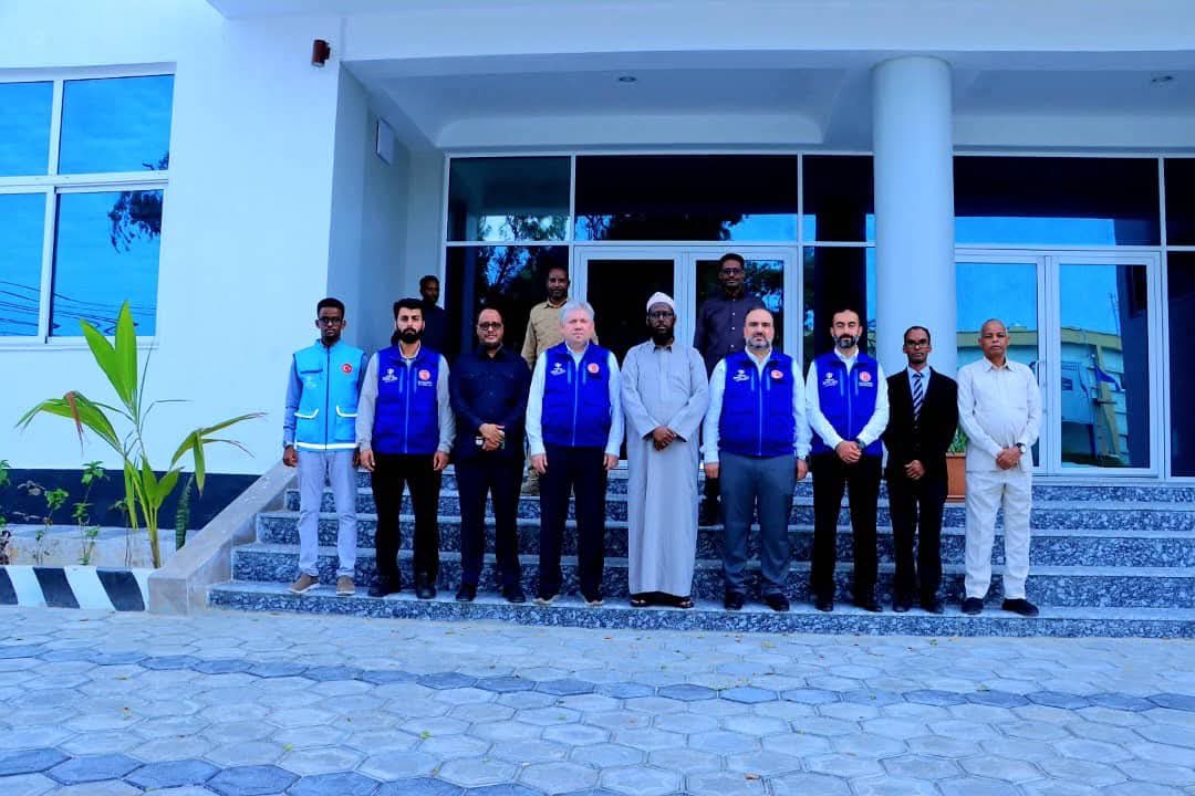 Minister Sheikh Mukhtar Robow met with Türkiye’s Diyanet Foundation delegation in Mogadishu. Discussions covered establishing a national Waqf institution, training programs, and scholarships to enhance Somalia’s religious and educational capacity.
#Somalia #Diyanet #Partnership