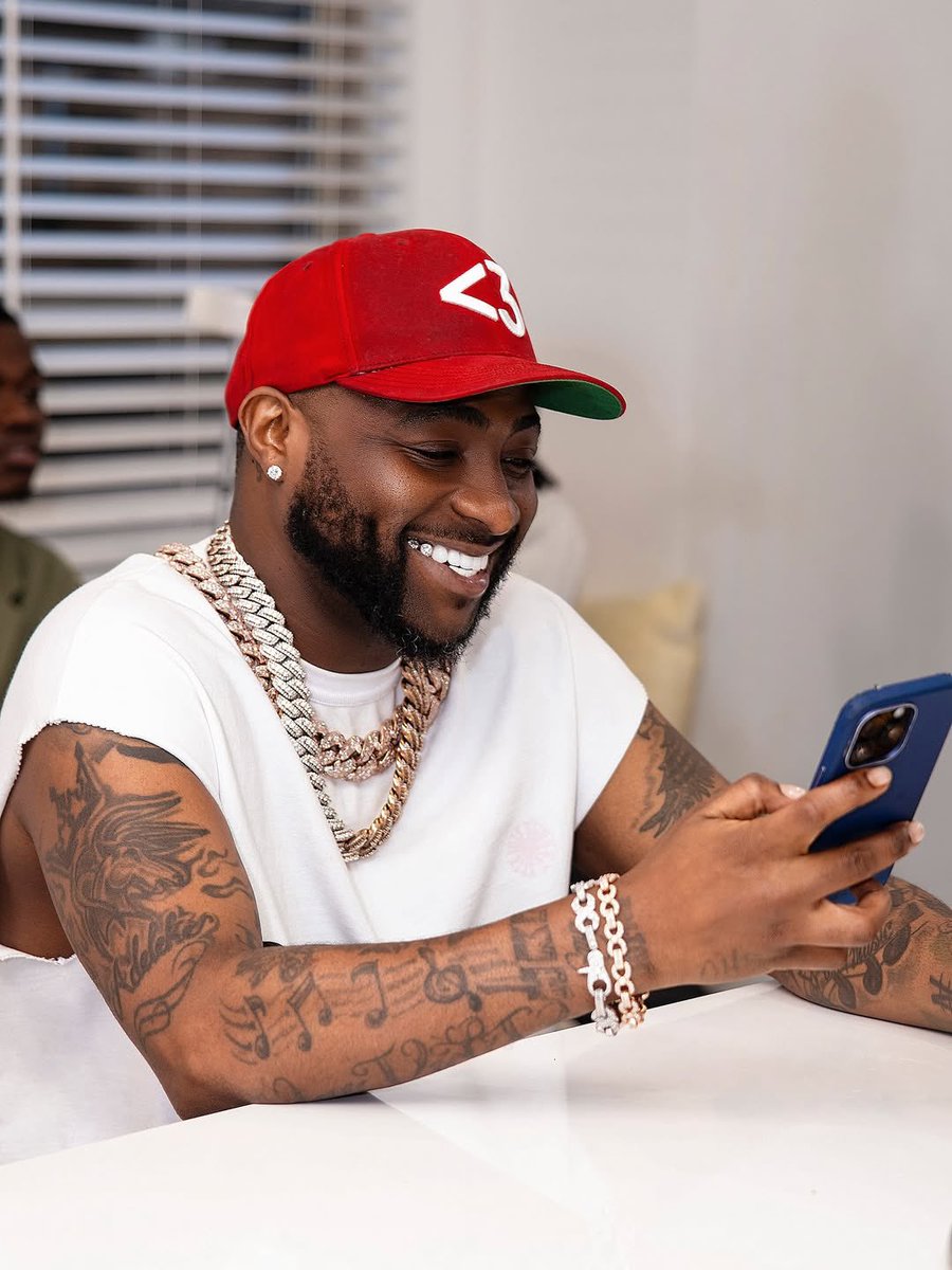 WhaleViewChart's tweet image. The man after my heart ♥️ How I get him smiling at his phone