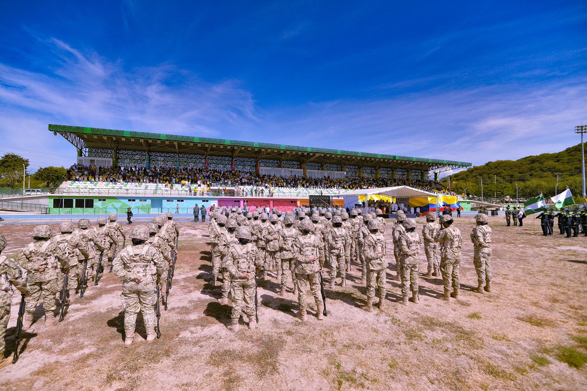 ¡Honor a nuestra fuerza pública!

En homenaje a nuestros héroes, el Gobierno del Cesar conmemoró los 2️⃣1️⃣5️⃣ años de la Independencia de #Colombia con una imponente ceremonia militar y policial, en el Complejo de Alto Rendimiento Deportivo La Gota Fría, de #Valledupar.

🧵
