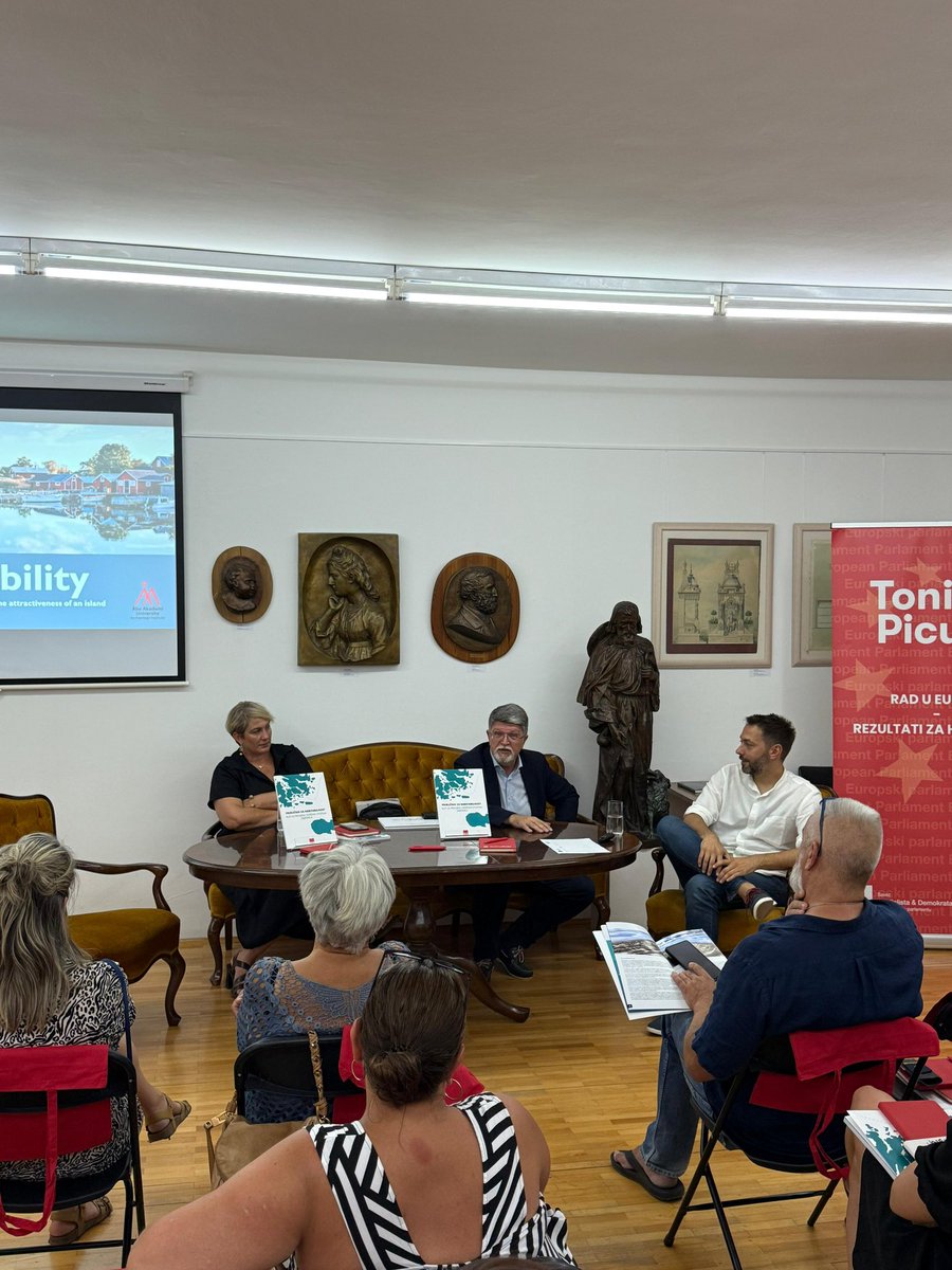 Kaže se “Brač je uvijek dobra ideja”. Na poziv gradonačelnice Ivane Marković posjetio sam Supetar i predstavio Habitability priručnik. To je projekt kojim utvrđujemo inovativni indeks razvijenosti za naše otoke preko 45 pokazatelja  raspoređenih u sedam tematskih područja.

On