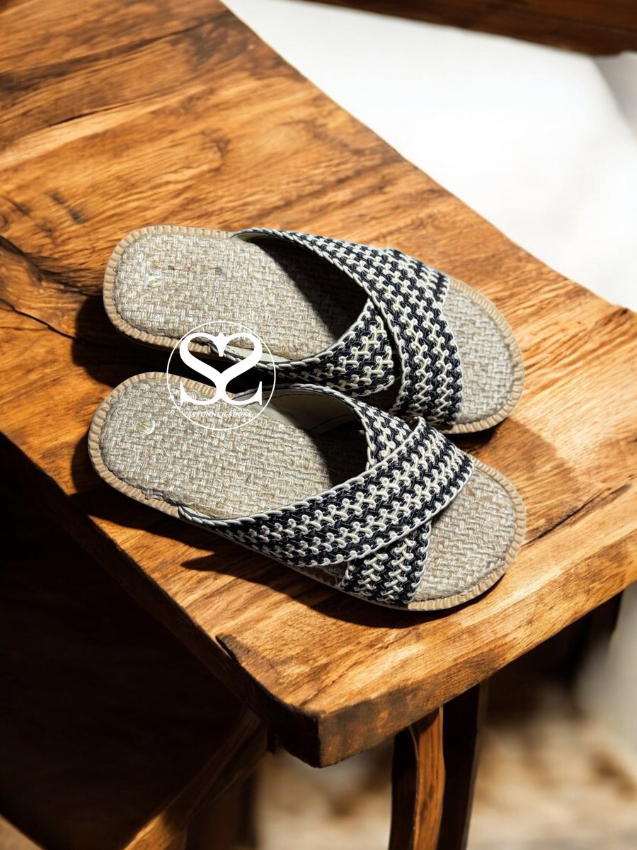 Giveaway Giveaway🎉🎉🎉

Kindly repost and comment your size 

<a href="/wrld_polo_/">Polo✪♌️</a>  will choose one person randomly in 12hours 

#wearGhana🇬🇭  #stunnershoes