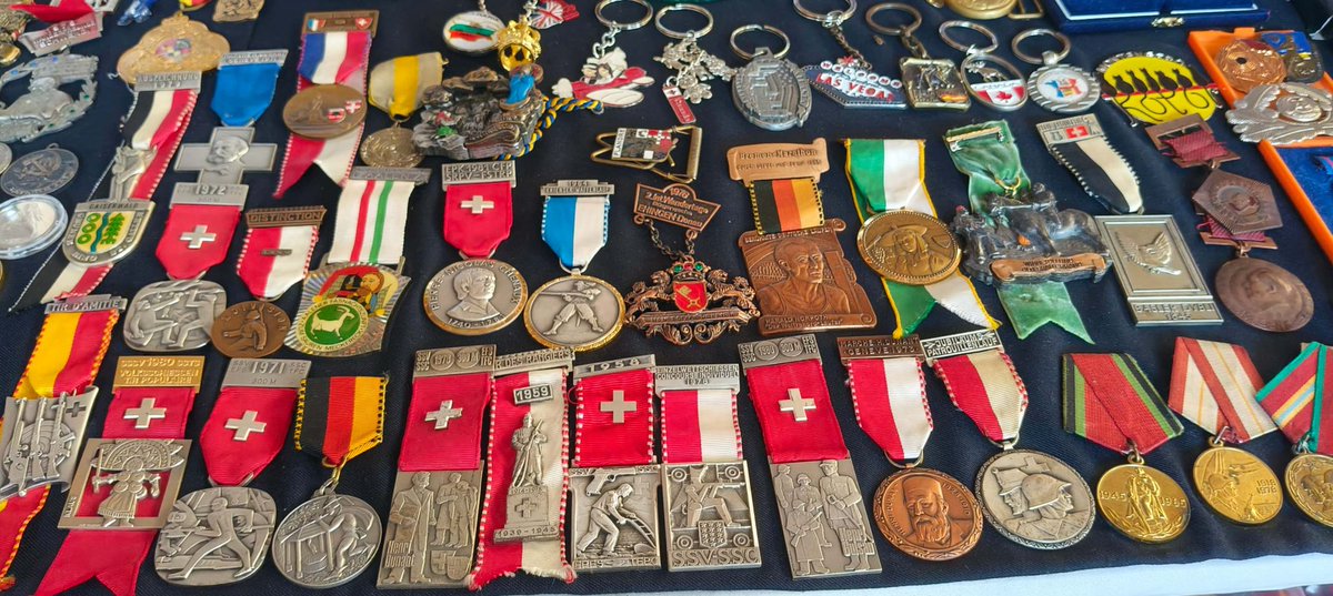 Hafta sonu Ankara'da eski bir bit pazarı dolaştım. Porselenler, kitaplar, mücevherler ve madalyalar zamansız hikâyelerini fısıldar... Burası, keşfedilmeyi bekleyen bir tarih hazinesidir.