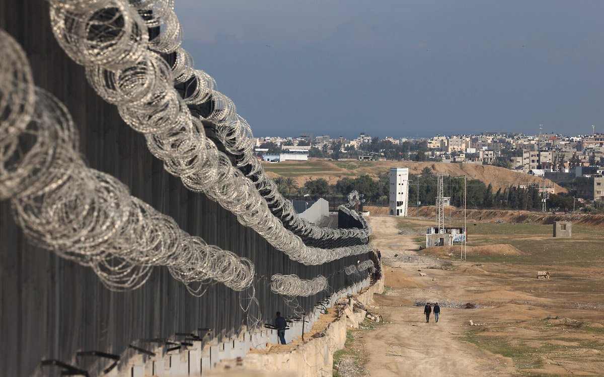 aziz0nomics's tweet image. Something that I will never forget is the failure to evacuate Palestinian civilians from Gaza after the war between Israel and Hamas started.
Ukrainians, Syrians, Sudanese could all evacuate.
Meanwhile, Palestinians had to BRIBE EGYPTIAN BORDER GUARDS to evacuate.