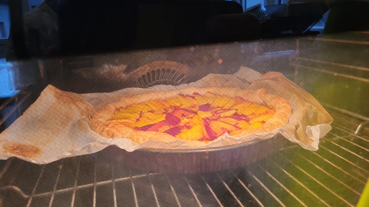 DoryC6's tweet image. Tarte aux pêches en cours. Le nappage avec le jus infusé avec du romarin et transformé en sirop viendra après le refroidissement de la tarte.
#RecettePartage