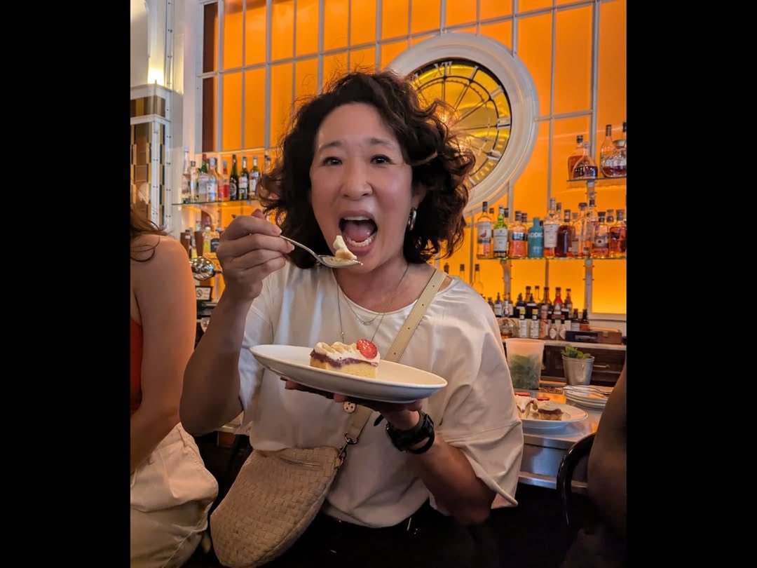 bestofsandra's tweet image. a happy birthday indeed! 🎂
our beloved sandra oh celebrates her 54th birthday with the cast of twelfth night!
