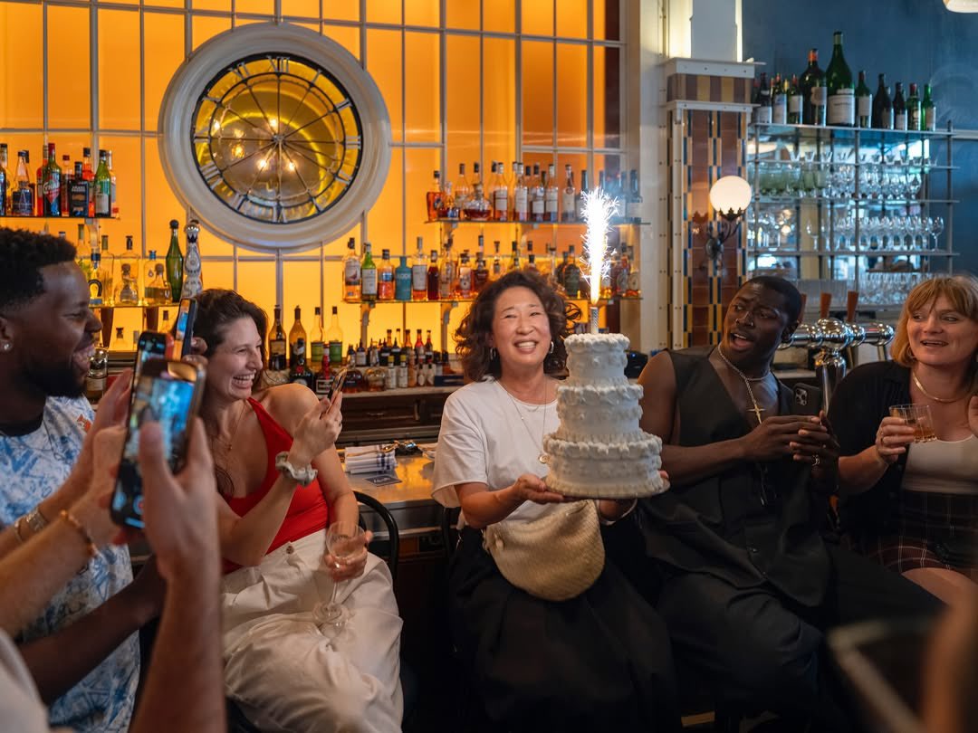 bestofsandra's tweet image. a happy birthday indeed! 🎂
our beloved sandra oh celebrates her 54th birthday with the cast of twelfth night!