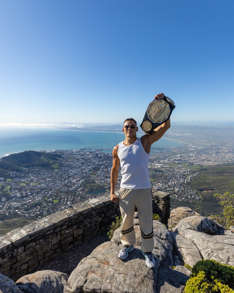 PFLMMA's tweet image. ๐ช๐ฏ๐จ๐ด๐ท๐ฐ๐ถ๐ต ๐ฝ๐ฐ๐ฌ๐พ๐บ ๐ช๐ธ๐
The new PFL Middleweight World Champion @_VanSteenis taking in the views on top of Table Mountain โฐ๏ธ
#PFLCapeTown