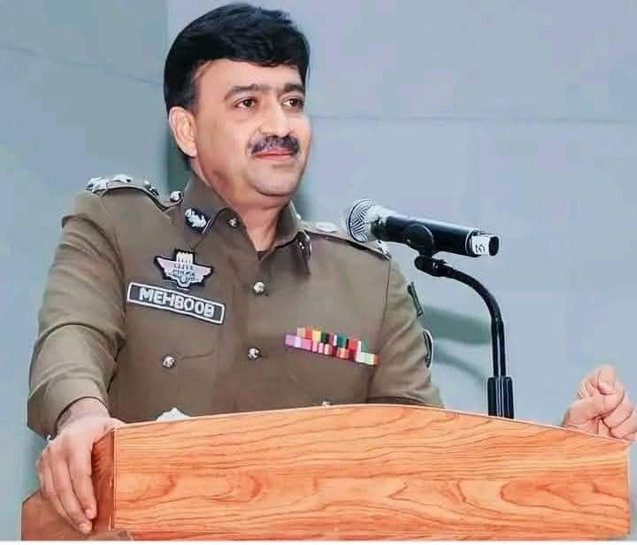 یہ ہیں ڈی آئی جی پنجاب پولیس محبوب اسلم جو کیولری گراؤنڈ لاہور کینٹ میں کنال کنال کی پانچ کوٹھیاں کرائے پہ لے کر چند دوستوں کے تعاون سے ایک سو سے زائد یتیم بچوں کو پال رہے ہیں۔تمام کمروں میں اے سی لگے ہیں۔ بچوں کا رہن سہن، کپڑے اور خوراک قابل رشک ہیں۔ محبوب صاحب اور انکی فیملی