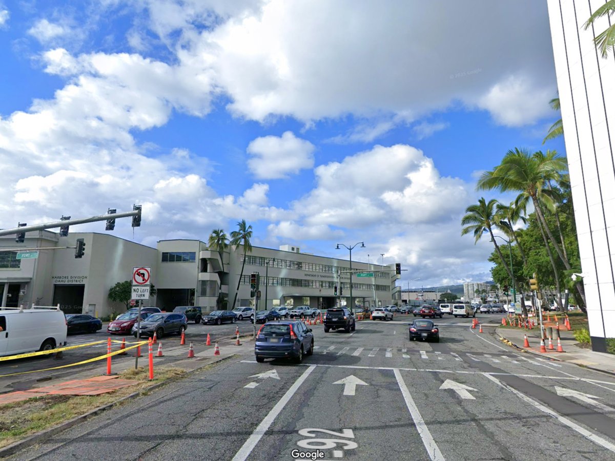 Tmrw through 12/15, contractors will work overnight to repair a manhole in downtown Honolulu, closing the far-left lanes of Nimitz Hwy in both directions btwn Bishop St &amp; the Queen St interchange, 8p - 4a weekdays, except holidays. #HITraffic hwnelec.co/LStp50W0yZm