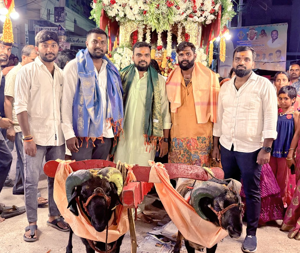 rohitkumar9848's tweet image. Glad to have joined the Palaram Bandi procession as a part of the Bonalu Celebrations at various places at miyapur, mallampet &amp;amp; bollaram municipality.
#bonalufestival 
#bonalu2025 
#bonalu