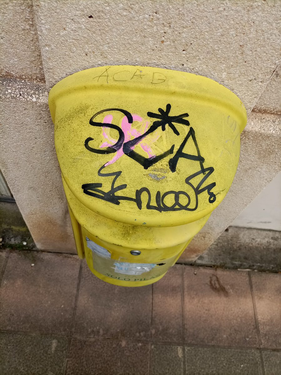 Ukabil's tweet image. Azpeitiko gertakarien dimentsioa ikusirik, hainbat argipen. Gaztetxearen 20. urteurren jendetsu betean, ertzaintzaren presentzia uneorokoa izan zen gau guztian zehar, eta gustu txarreko broma bat badirudi ere, acab margoketa hau izan zen 5 patruila gerturatzeko arrazoia.