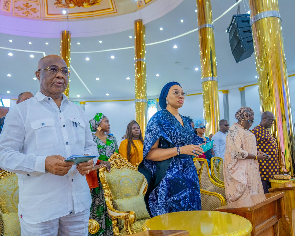 Hope_Uzodimma1's tweet image. My dear wife, @Chioma_Uzodimma, and I worshipped with our people at the newly reconstructed Government House Chapel, Owerri. It was a spiritually enriching experience to partake in the Holy Eucharist alongside fellow believers in a place that truly reflects the glory of God.
I…