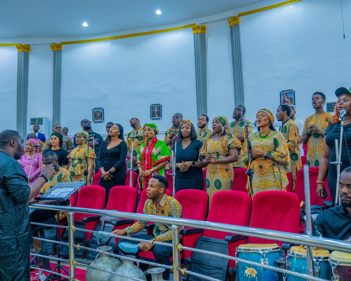 Hope_Uzodimma1's tweet image. My dear wife, @Chioma_Uzodimma, and I worshipped with our people at the newly reconstructed Government House Chapel, Owerri. It was a spiritually enriching experience to partake in the Holy Eucharist alongside fellow believers in a place that truly reflects the glory of God.
I…
