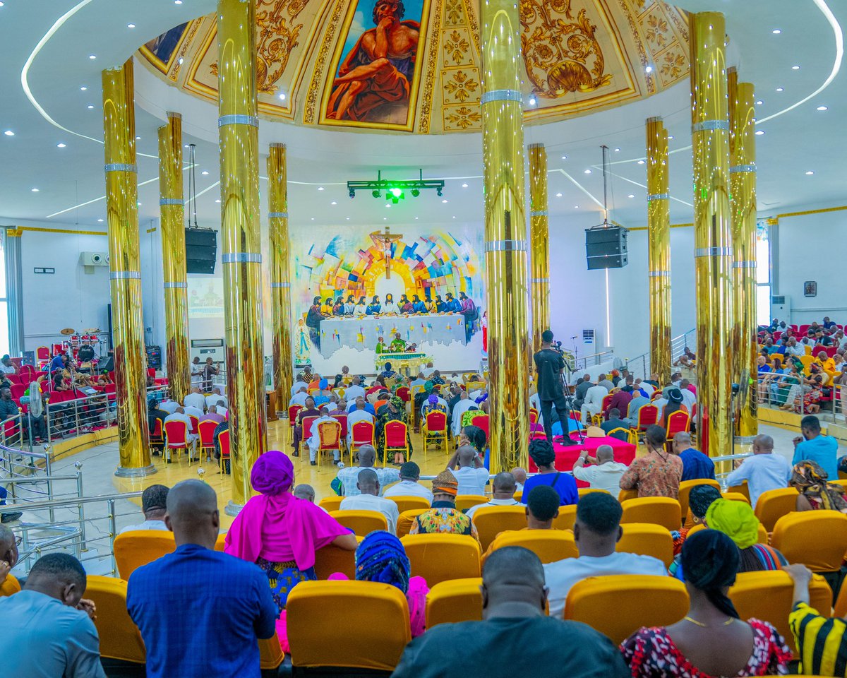 Hope_Uzodimma1's tweet image. My dear wife, @Chioma_Uzodimma, and I worshipped with our people at the newly reconstructed Government House Chapel, Owerri. It was a spiritually enriching experience to partake in the Holy Eucharist alongside fellow believers in a place that truly reflects the glory of God.
I…