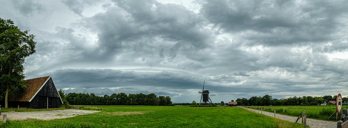 Buienfront nadert Usselo
#weerfoto #onweer #codegeel