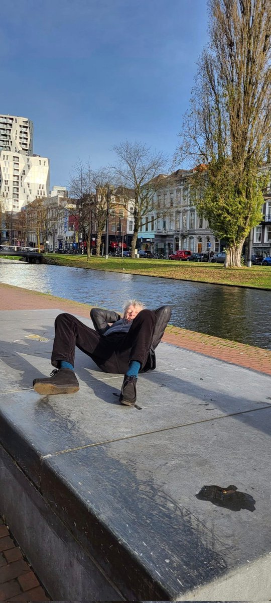 Al jaar en dag is de "Liggende Figuur" in restauratie.
Ik mis hem/haar.
Wat resteert op dit stuk van de beeldenroute langs de Westersingel #Rotterdam is een kale, lege sokkel.
Af en toe vlij ik me er maar neer.
Dan wordt het gat voor even opgevuld met de "Gevloerde Man".