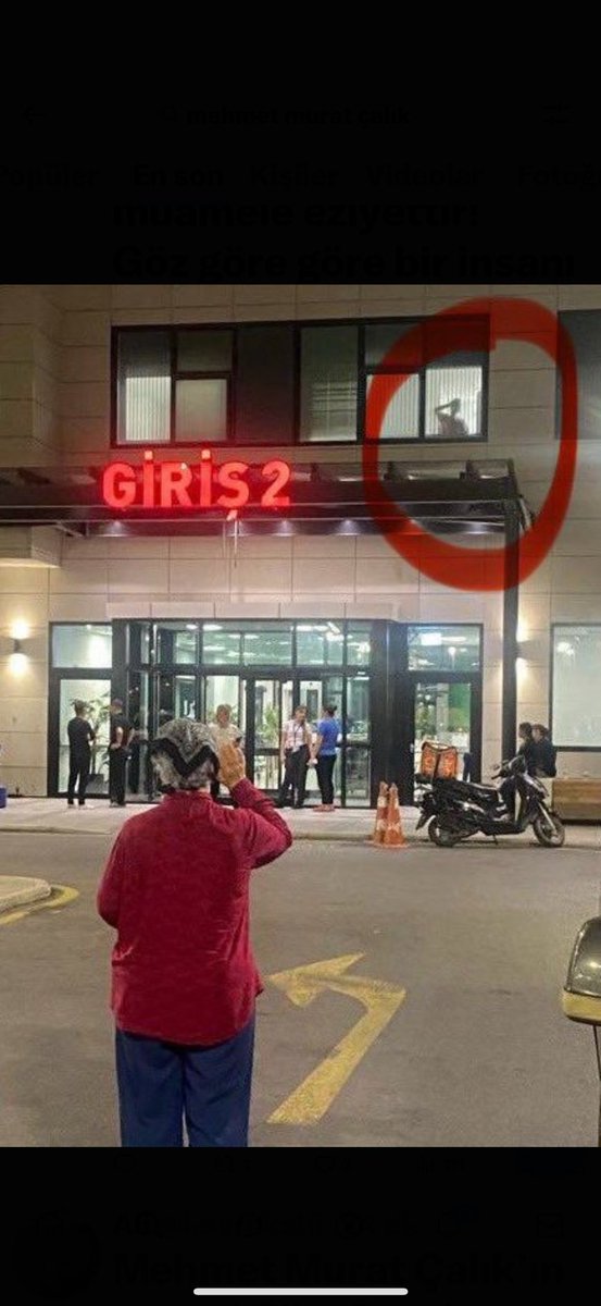 Pencereden bakan, kilo kaybetmiş, kanser hastalığı tekrar riski olan, bir hafta önce anjiyo olmuş Beylikdüzü’nün seçilmiş belediye başkanı Mehmet Murat Çalık. Aşağıda başını eline dayamış bekleyen de annesi. Elinde de göz yaşını sildiği peçetesi. 
 #bursa #MehmetMuratÇalık