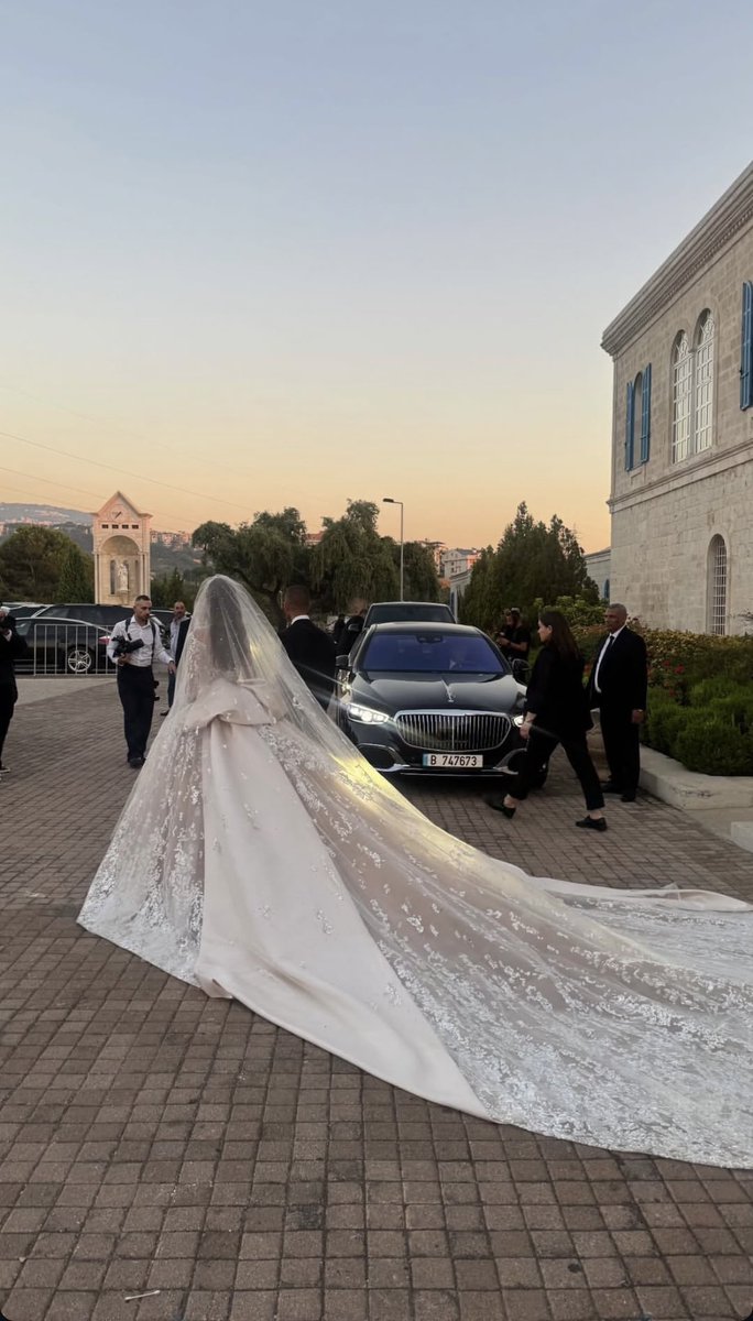ALR30R's tweet image. وأكون بالحبِّ قد وجدتك، والمعنى أنِّي وجدتُّني !! 🤍👰🏻♀️
مو طبيعي الجمااال كأن الصورة في حكاية خيااالية ✨
من حفل زفاف زين قطامي وسيليو صعب
#ايلي_صعب #كلودين_صعب