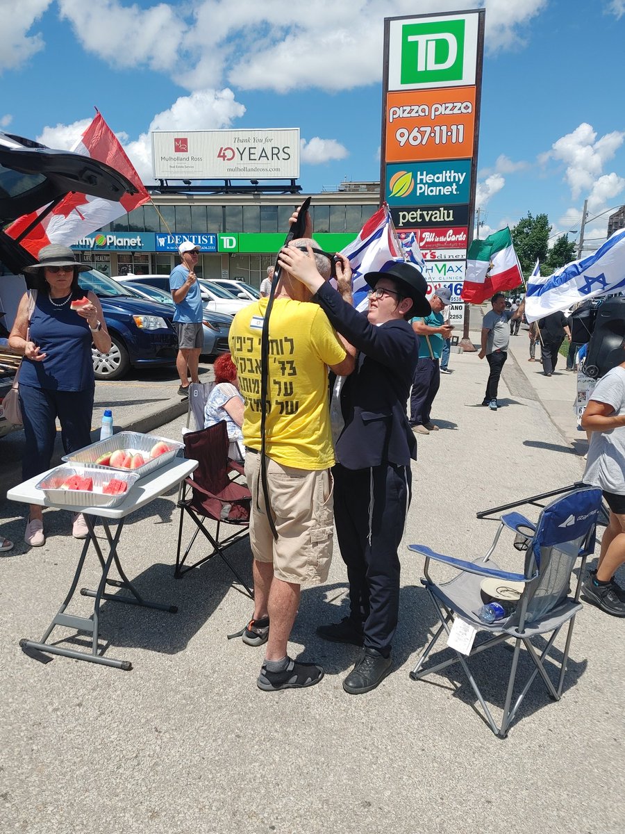 TankToronto's tweet image. At this week’s rally at Bathurst and Sheppard—held in the merit of our brothers and sisters in the Holy Land of Israel, the success of the IDF, and the safe return of all hostages—the energy was especially heartfelt. A group of Cheder boys who had no camp today proudly joined to…