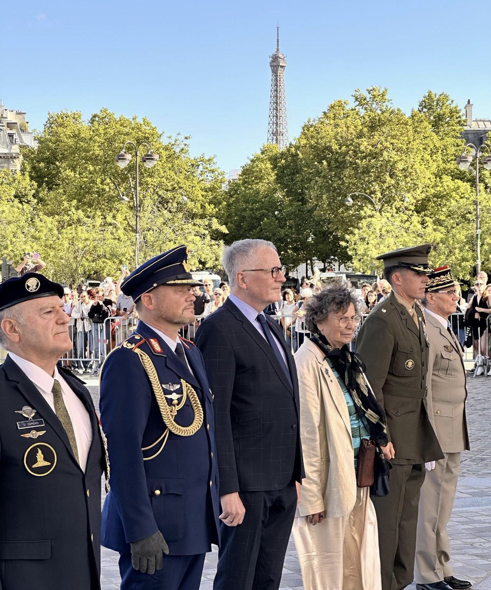 AmbDEenFR's tweet image. Mémoire, partage et réconciliation: à l’occasion du 81e anniversaire de l’attentat contre Hitler du 20 juillet 1944, j’ai eu l’émouvant privilège de raviver la flamme sous l’Arc de Triomphe, aux côtés de militaires de la Délégation 🇩🇪 en 🇫🇷 et de personnels de l’ambassade.