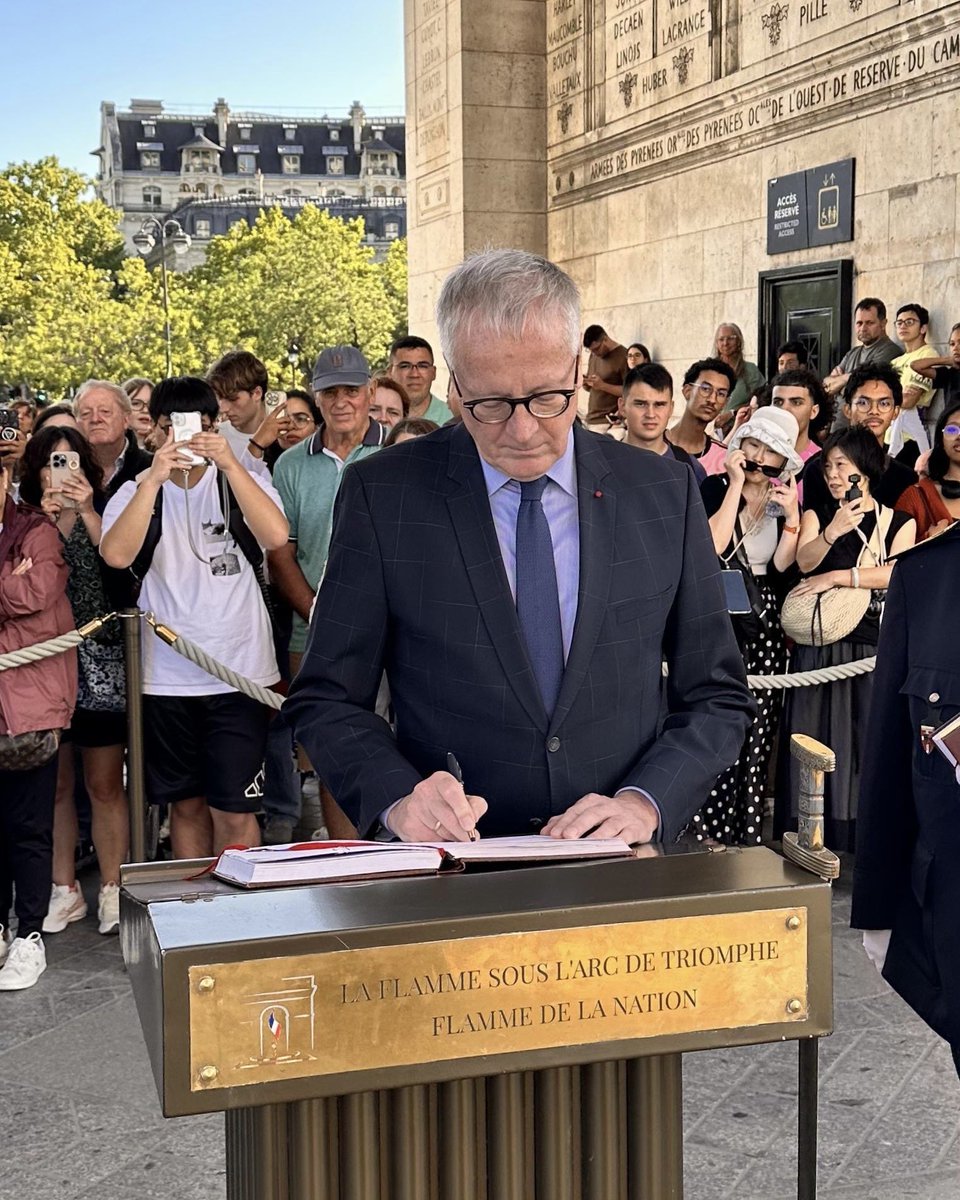 AmbDEenFR's tweet image. Mémoire, partage et réconciliation: à l’occasion du 81e anniversaire de l’attentat contre Hitler du 20 juillet 1944, j’ai eu l’émouvant privilège de raviver la flamme sous l’Arc de Triomphe, aux côtés de militaires de la Délégation 🇩🇪 en 🇫🇷 et de personnels de l’ambassade.
