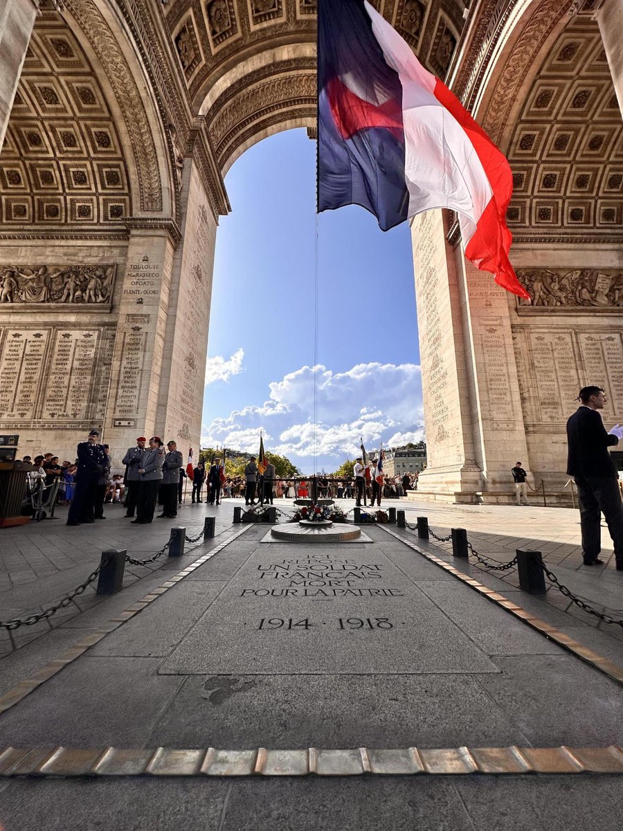 AmbDEenFR's tweet image. Mémoire, partage et réconciliation: à l’occasion du 81e anniversaire de l’attentat contre Hitler du 20 juillet 1944, j’ai eu l’émouvant privilège de raviver la flamme sous l’Arc de Triomphe, aux côtés de militaires de la Délégation 🇩🇪 en 🇫🇷 et de personnels de l’ambassade.
