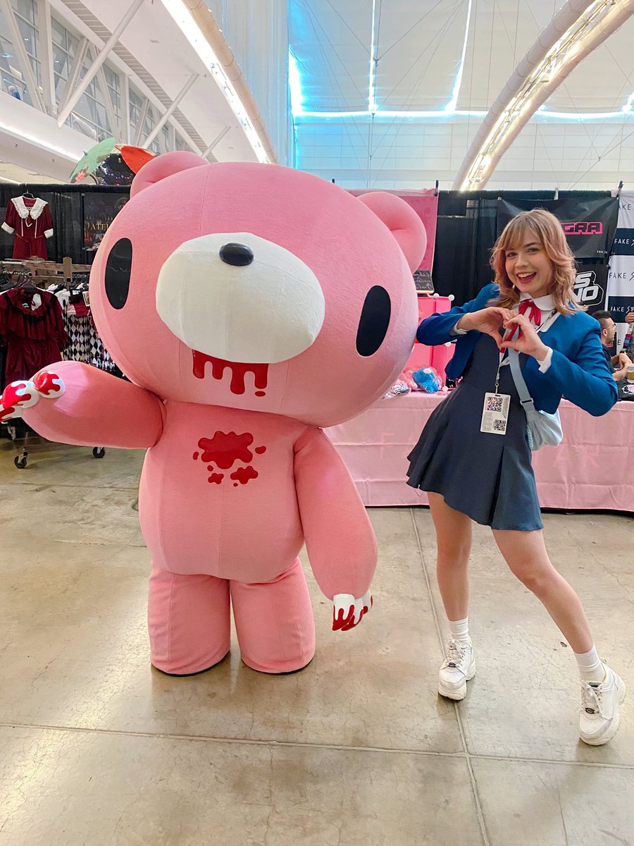 marmachu's tweet image. I got to meet Gloomybear yesterday at TEKKO and last night I dreamt about gloomy becoming an idol with backup dancers now I wish it was real ๐ค