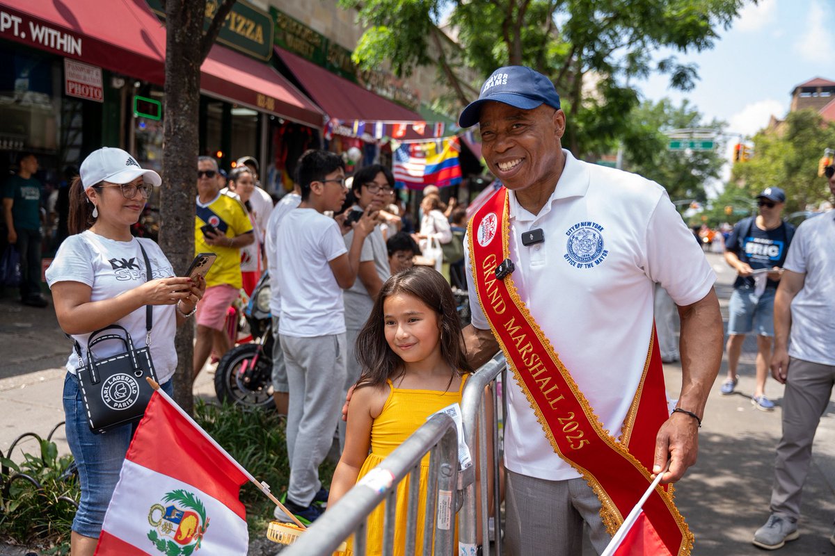 NYCMayor's tweet image. Proud to march with our Peruvian brothers and sisters in their 7th annual International Peruvian Parade in Queens!
This community is 80,000 strong — and growing — in NYC! Today, we march together as New Yorkers, all committed to making our city even better.