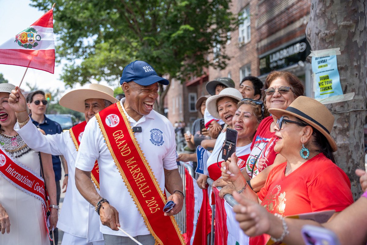 NYCMayor's tweet image. Proud to march with our Peruvian brothers and sisters in their 7th annual International Peruvian Parade in Queens!
This community is 80,000 strong — and growing — in NYC! Today, we march together as New Yorkers, all committed to making our city even better.