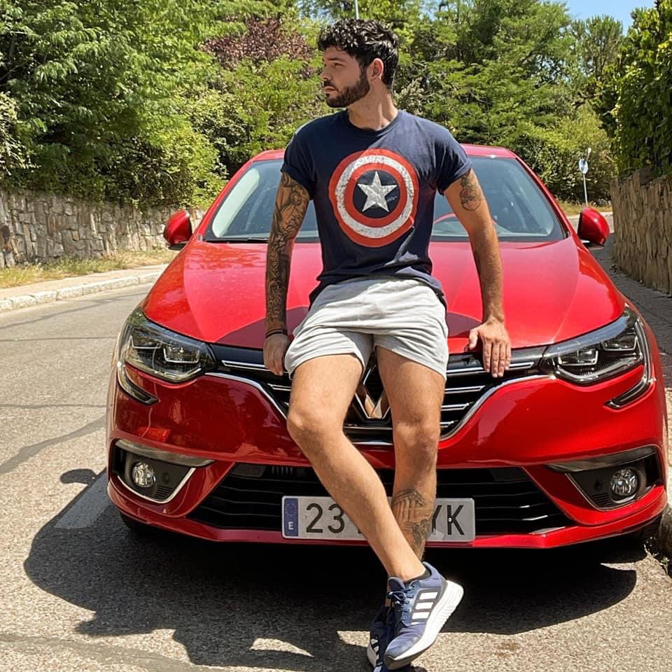 Ese instante en que la actitud lo dice todo... y no hace falta nada más. 🔥😏

Esos tatuajes, esa mirada y ese porte que no pasan desapercibidos. ¿Quién dice que los superhéroes solo viven en los cómics? 💥🖤

#hombresbellos #ActitudQueEnam... instagram.com/chicosdelared/