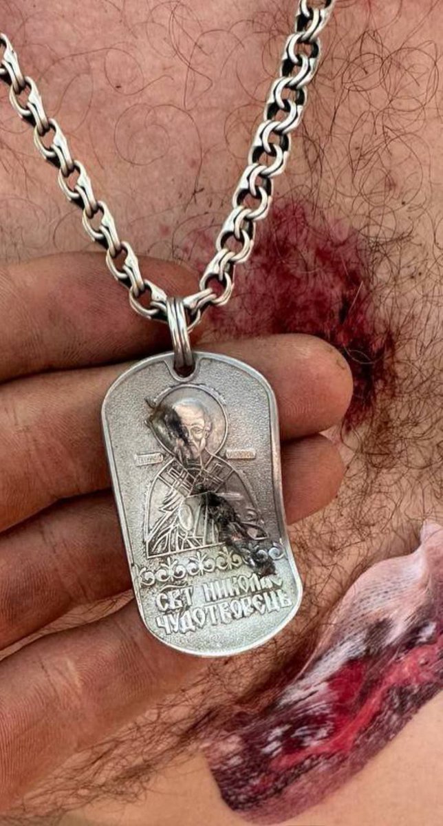 DonbassSegodnya's tweet image. ✝️Солдат остался жив благодаря жетону с изображением Святого Николая Чудотворца. 

Жетон принял на себя удар пули или осколка, смялся и оставил след на коже бойца, но предотвратил тяжелое или смертельное ранение.