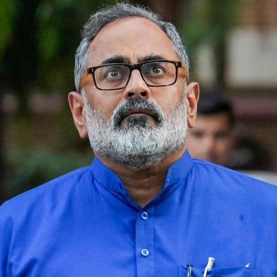 AG_knocks's tweet image. Well balanced diet of hypocrisy😁
Advocate something for others but for them they r the ones to break the rules.... Be it corruption or food choices.
BJP supporters r going around closing KFCs in Sawan ,here their ex Minister Rajeev Chandrasekhar is enjoying non veg meal.
BJP…
