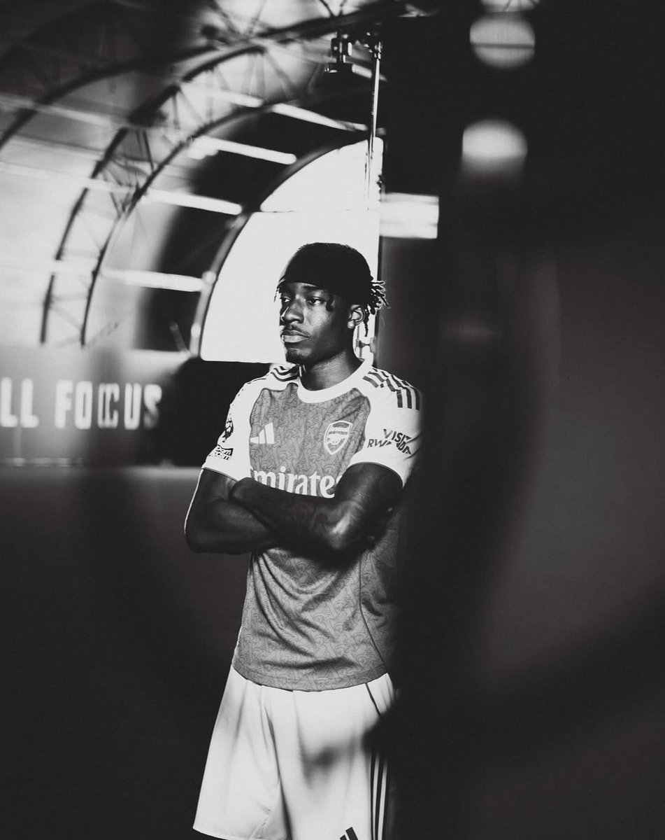 Maduekefan080's tweet image. No color needed. Just class, grit, and Arsenal blood🖤⚪🔴