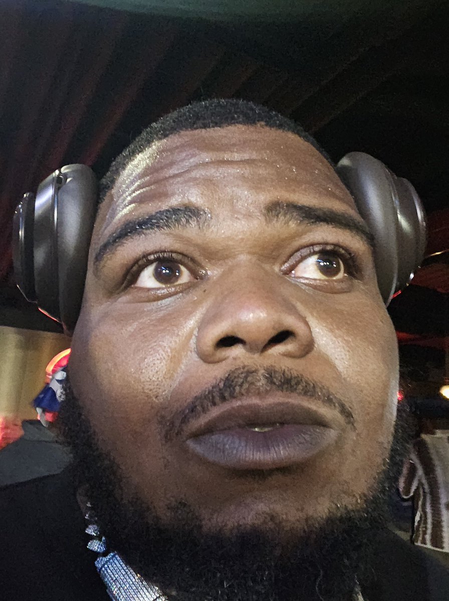 Iam_AWard's tweet image. Me: Yo @bigGeechiMbb let's grab a Pic now that we've finished the Trilogy.
Gotti: Bet
Me: Yo @TOPBIZZY you mind taking it for us?
Top: Absolutely
The Pic in my phone ๐คฆโโ๏ธ