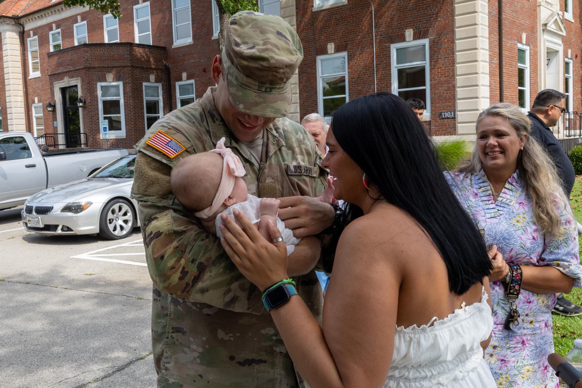 ArmyROTC's tweet image. The wait is over for Cadets of 4th Regiment #AdvancedCamp as they are embraced with hugs from their loved one's family day! 鉂わ笍
For more click the link in our bio.
馃摳: Aly Adler, Murray State University & Brynn Langford, Texas Tech University, CST Public Affairs Office