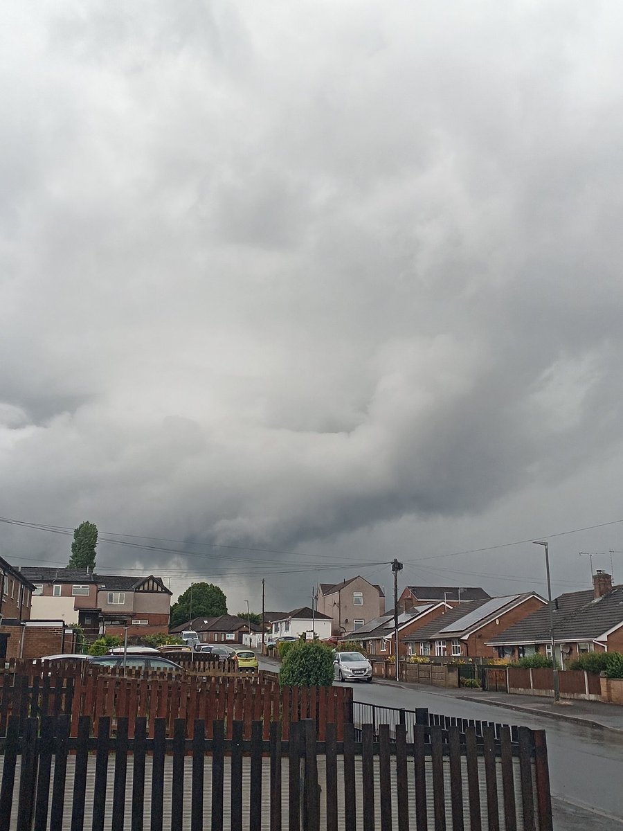 North of Chesterfield some rumbles few flashes. Getting angrier <a href="/UKStormUpdates/">UK Thunderstorm Updates</a>