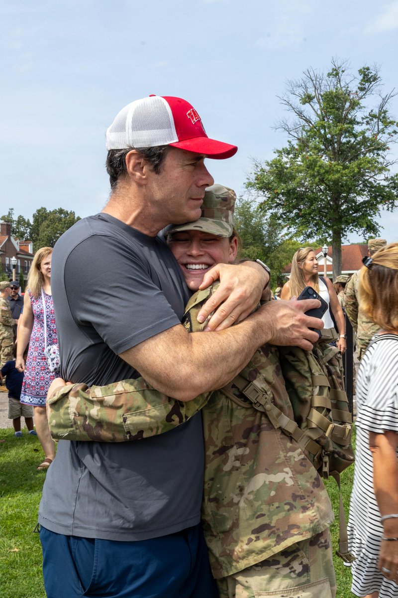 ArmyROTC's tweet image. The wait is over for Cadets of 4th Regiment #AdvancedCamp as they are embraced with hugs from their loved one's family day! 鉂わ笍
For more click the link in our bio.
馃摳: Aly Adler, Murray State University & Brynn Langford, Texas Tech University, CST Public Affairs Office