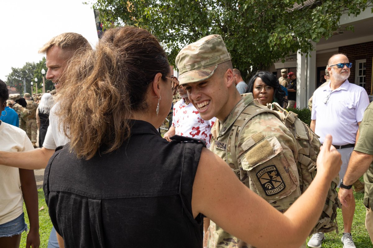 ArmyROTC's tweet image. The wait is over for Cadets of 4th Regiment #AdvancedCamp as they are embraced with hugs from their loved one's family day! 鉂わ笍
For more click the link in our bio.
馃摳: Aly Adler, Murray State University & Brynn Langford, Texas Tech University, CST Public Affairs Office