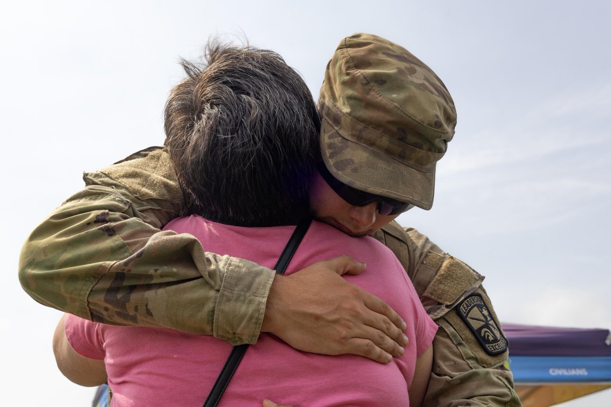 ArmyROTC's tweet image. The wait is over for Cadets of 4th Regiment #AdvancedCamp as they are embraced with hugs from their loved one's family day! 鉂わ笍
For more click the link in our bio.
馃摳: Aly Adler, Murray State University & Brynn Langford, Texas Tech University, CST Public Affairs Office
