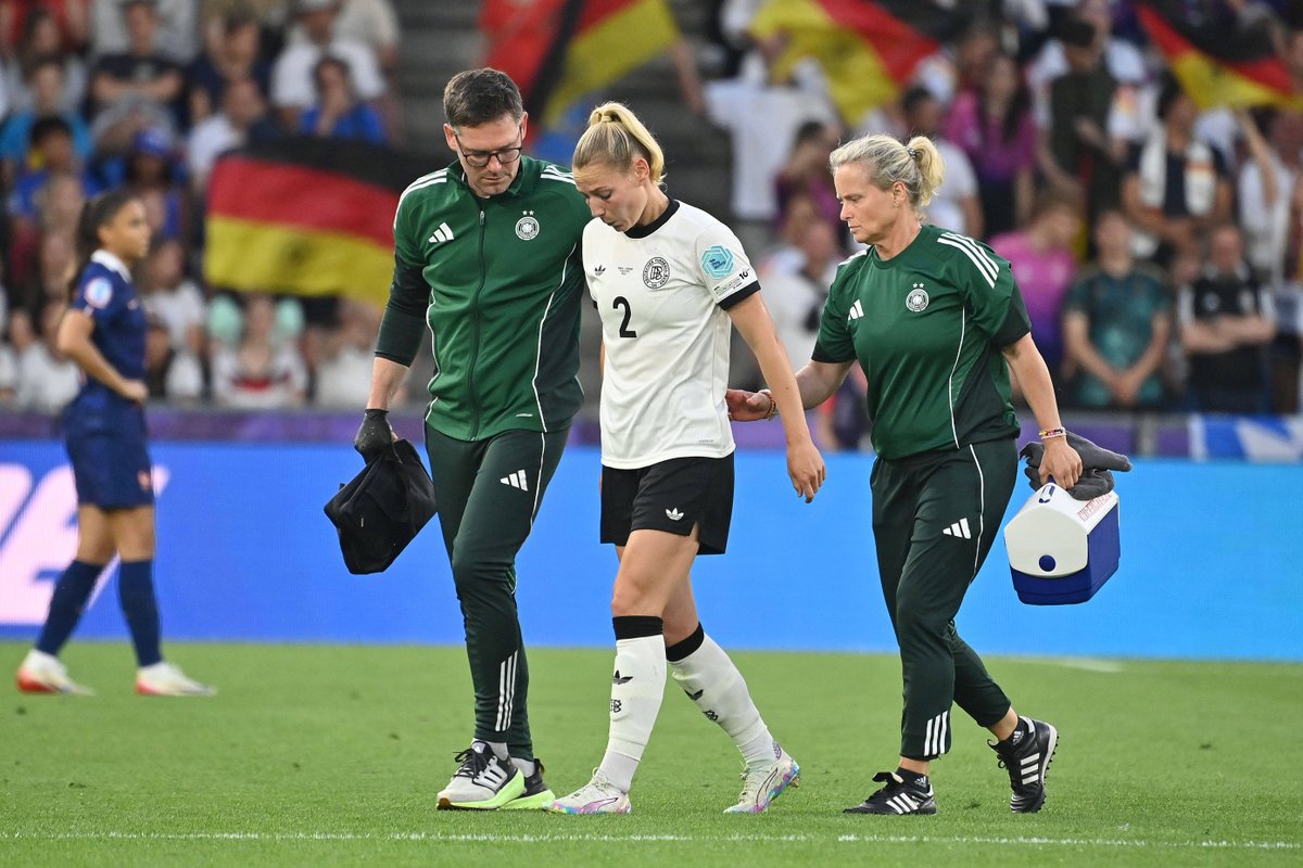 DFB_Frauen's tweet image. ℹ️ Sarai Linder hat sich gestern im Viertelfinale gegen Frankreich eine Kapsel-Band-Verletzung am linken Sprunggelenk zugezogen und fällt damit definitiv für das EM-Halbfinale gegen Spanien aus. Ein Einsatz in einem möglichen EM-Finale ist derzeit noch offen.
#WEURO2025 📸 imago