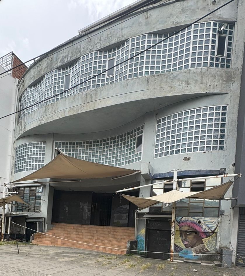 SalsaChevere_'s tweet image. Ayer por la Calle Quinta iba pasando y llegando a la 39 me encontré con los míticos Estudios de grabación del Gupo Niche donde se grabó entre otros el álbum Cielo de Tambores. La edificación está en estado de abandono después que la DIAN la expropió por pago de impuestos
#salsa