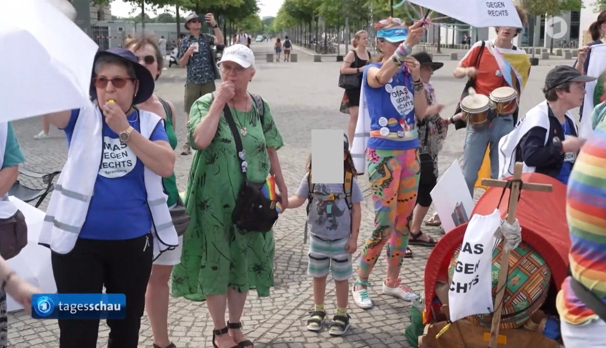 janinisabel's tweet image. Das sind übrigens die hippen Aktionskünstler, die heute in einem Akt von politischer Schönheit Unseredemokratie beim Sommerinterview verteidigt haben.