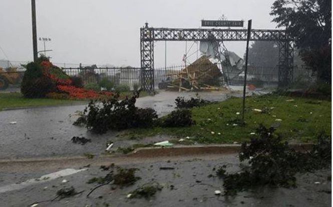 weather_history's tweet image. July 20, 2017:
A significant tornado struck Hamburg, New York, in the Buffalo metropolitan area. The EF2 damaged the Hamburg Fairgrounds, several homes, a garage, and a few other structures. Thankfully, no injuries or fatalities occurred.
#wxhistory