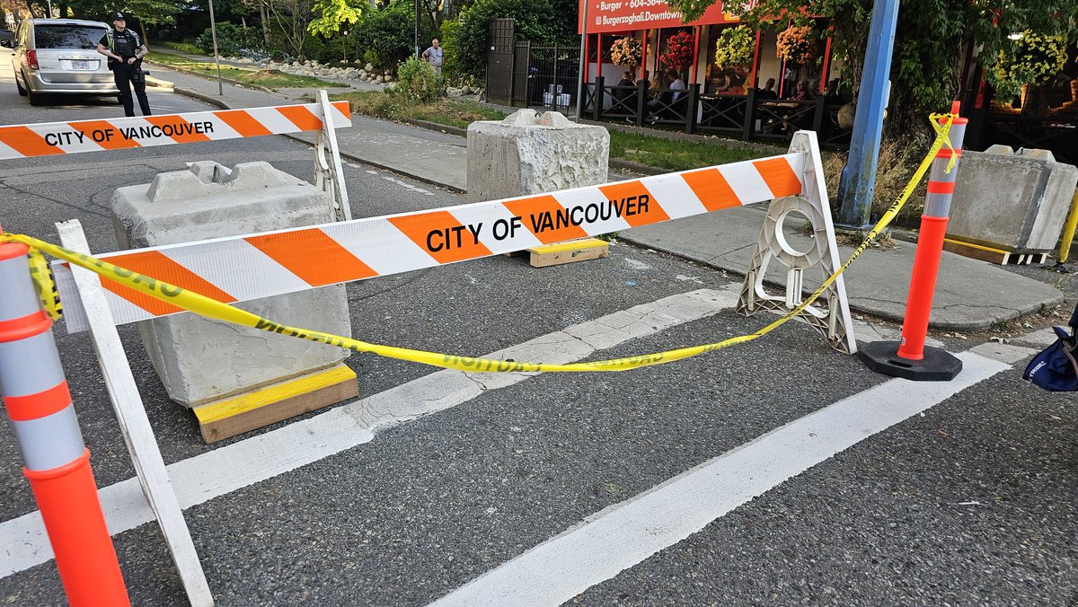 iamkennethchan's tweet image. There was a significantly increased use of road barriers to prevent vehicles from entering busy pedestrian routes during the Celebration of Light fireworks.
- VPD's new use of Archer barriers
- City crews deploying forklifts to position concrete blocks
dailyhive.com/vancouver/cele…