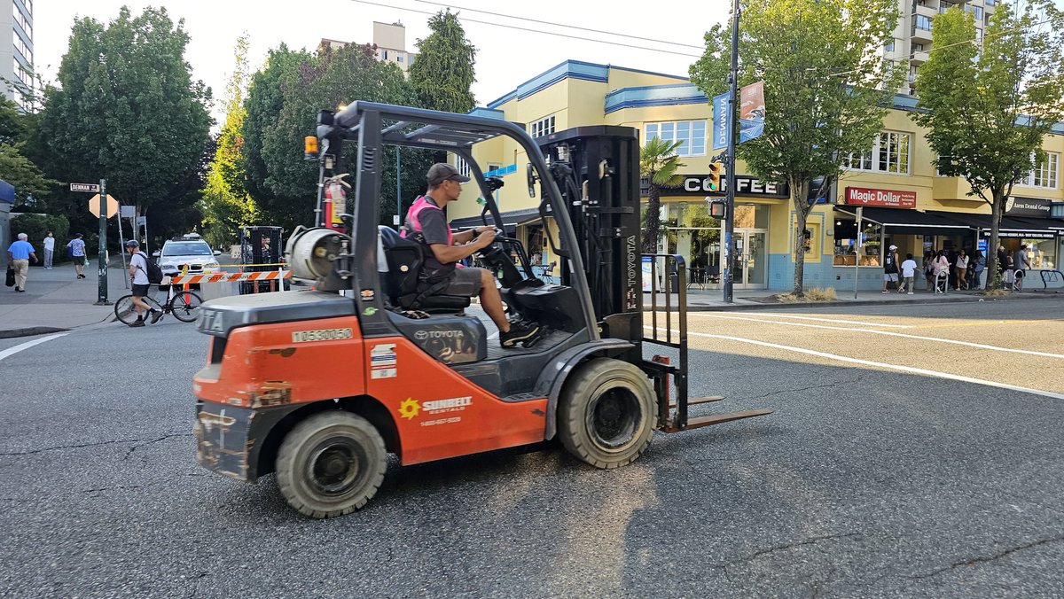 iamkennethchan's tweet image. There was a significantly increased use of road barriers to prevent vehicles from entering busy pedestrian routes during the Celebration of Light fireworks.
- VPD's new use of Archer barriers
- City crews deploying forklifts to position concrete blocks
dailyhive.com/vancouver/cele…